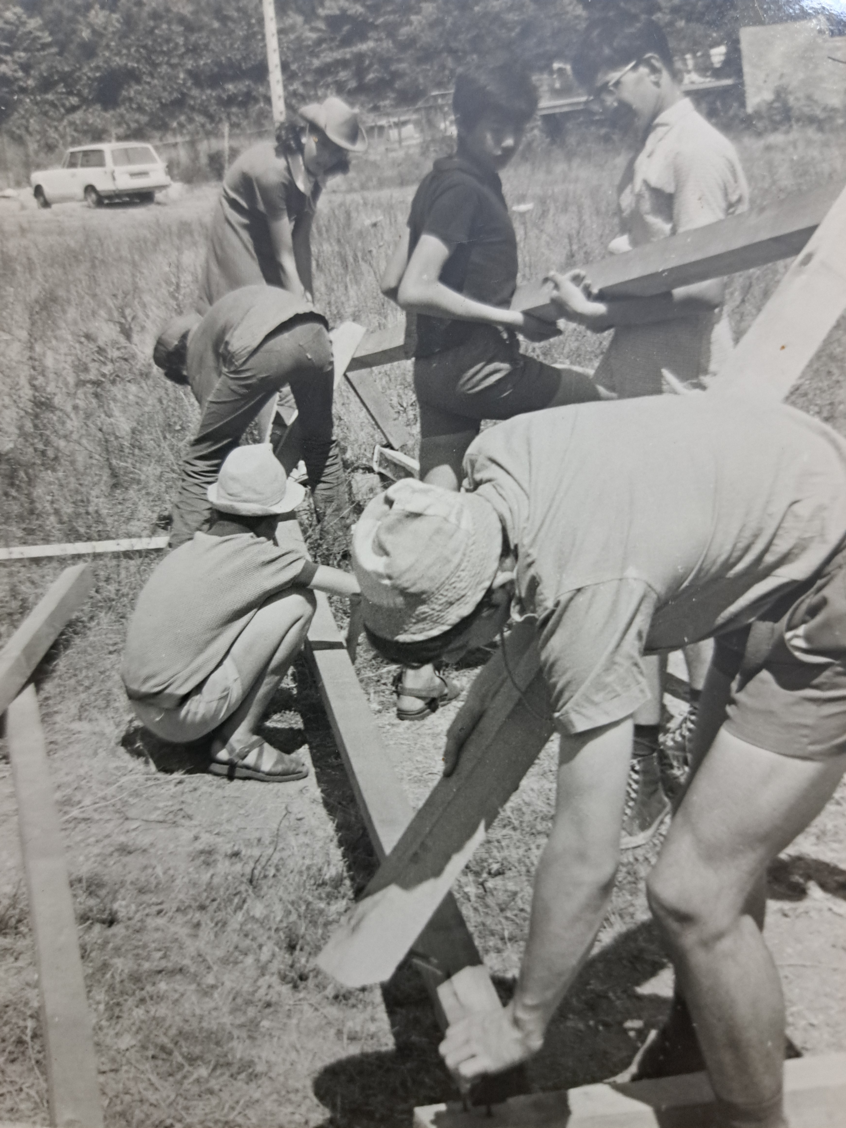 Pionniers 1968 Champlan Installation du mât de rassemblement